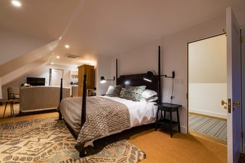 Bed, TV and multimedia, Seating area, Bedroom