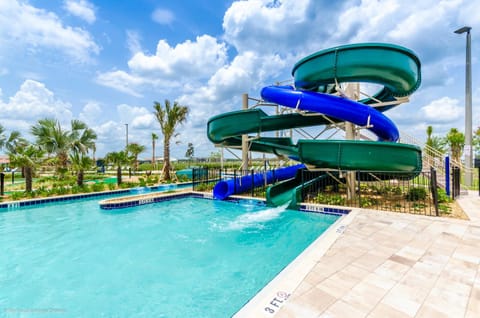 Stunning Lakeview Townhome w Private Pool House in Kissimmee