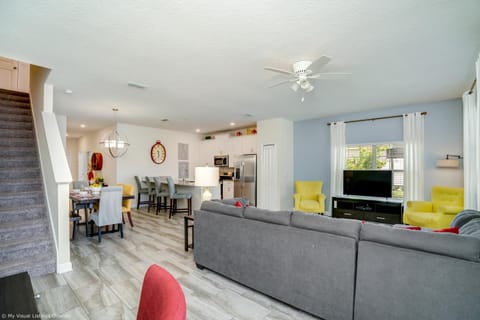 Stunning Lakeview Townhome w Private Pool House in Kissimmee