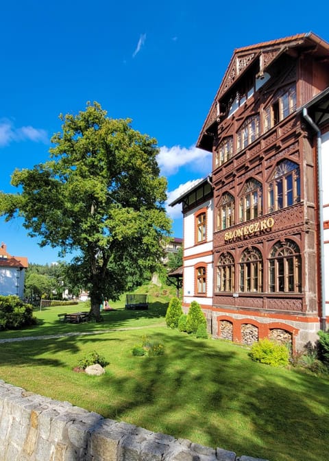 Property building, Facade/entrance, Day, Natural landscape, Summer, Garden, Garden view