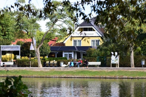 Property building, Nearby landmark, Restaurant/places to eat, Neighbourhood, Natural landscape, Lake view