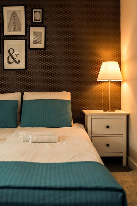 Bed, towels