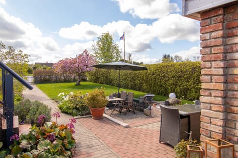 Property building, Garden, Balcony/Terrace, Seating area