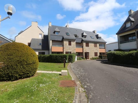 Appartement T2 à Bénodet, refait à neuf, balcon, plage à pied, parking, classé 2 étoiles - FR-1-481-64 Apartment in Bénodet