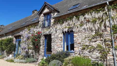 Property building, Facade/entrance, Garden, Street view, Street view, Quiet street view