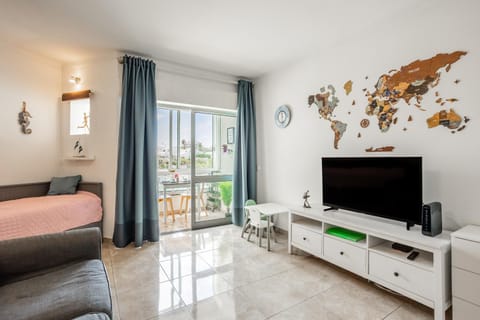 Communal lounge/ TV room, Bed, TV and multimedia, Living room