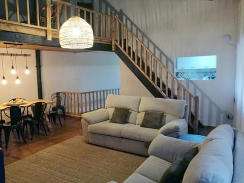 TV and multimedia, Living room, Seating area, Dining area