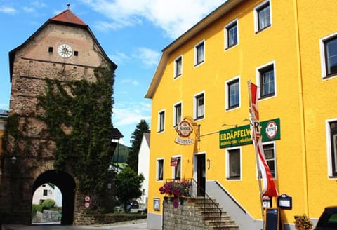 Facade/entrance