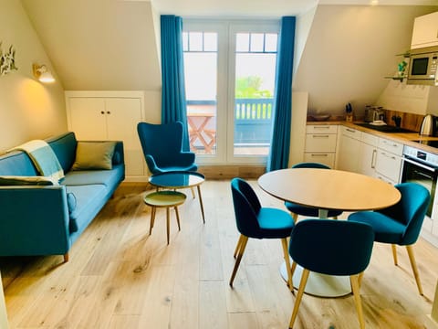 Kitchen or kitchenette, Living room, Photo of the whole room, Decorative detail, Dining area