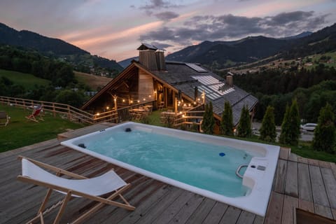 Property building, Natural landscape, Hot Tub, Mountain view, Pool view, Swimming pool, sunbed