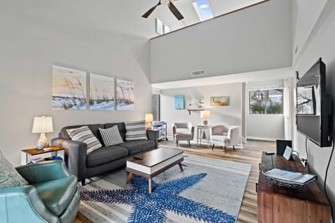 Walk to Coligny Beach Park Coastal Oasis with Pool Apartment in South Forest Beach