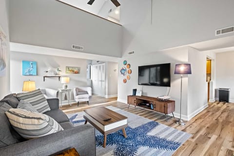 Walk to Coligny Beach Park Coastal Oasis with Pool Apartment in South Forest Beach