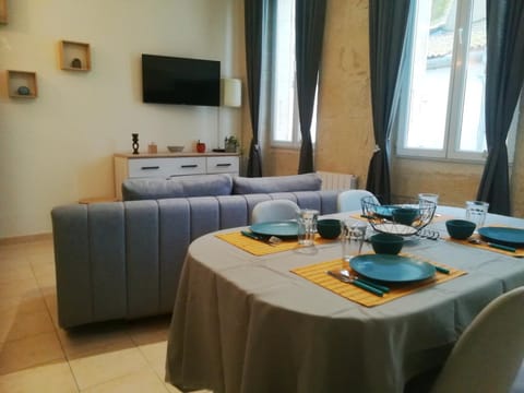 Communal lounge/ TV room, TV and multimedia, Living room, Seating area, Dining area