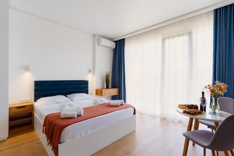 Bed, Living room