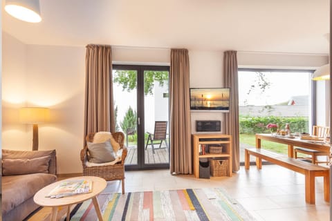 TV and multimedia, Living room, Dining area