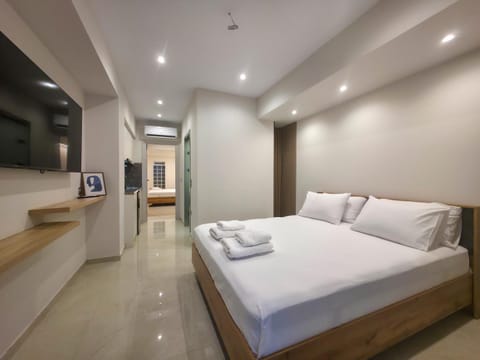Bed, TV and multimedia, Photo of the whole room, Bedroom, towels, air conditioner