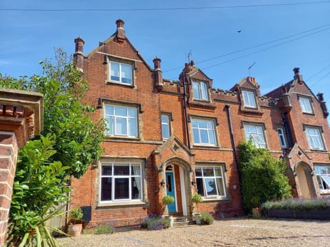 Property building, Facade/entrance, Day