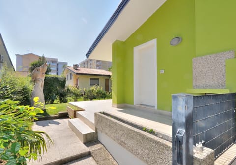 Property building, Facade/entrance, Garden, Garden view