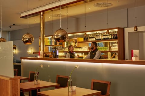 Restaurant/places to eat, Lounge or bar