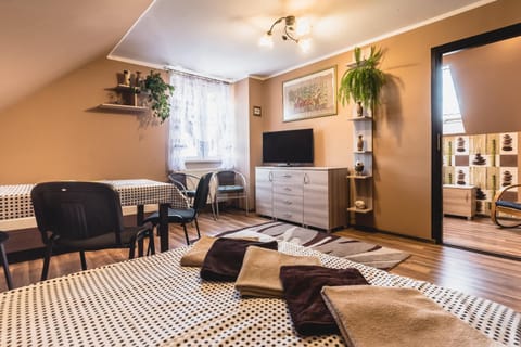 Communal lounge/ TV room, Bed, TV and multimedia, Living room, Photo of the whole room, Seating area
