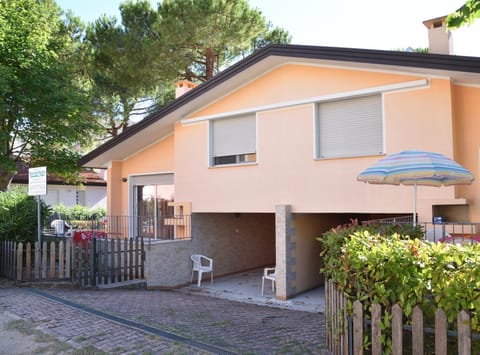 Property building, Facade/entrance, Garden view, Parking