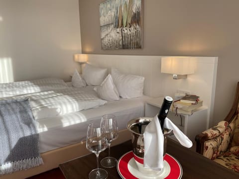 Bed, Photo of the whole room, Decorative detail, Bedroom