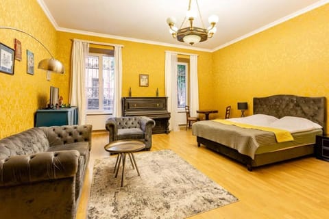 Bed, Photo of the whole room, Seating area, Dining area