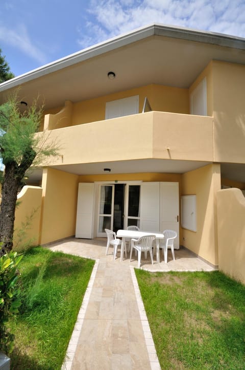 Property building, Facade/entrance, Garden
