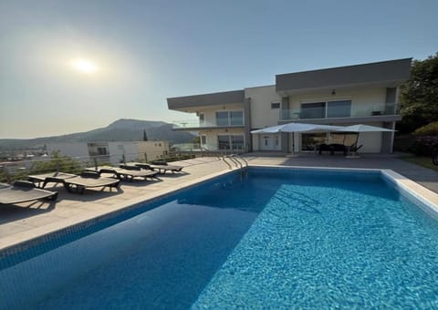 Property building, Day, Natural landscape, Mountain view, Pool view, Swimming pool, sunbed