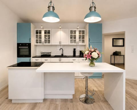 Kitchen or kitchenette, Dining area, stove
