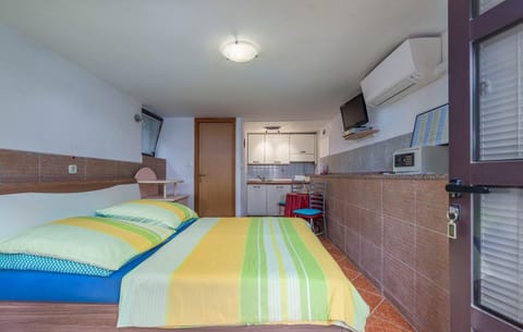 Bed, Kitchen or kitchenette, Bedroom