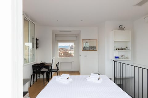 Bed, Bedroom, City view, Landmark view, Quiet street view