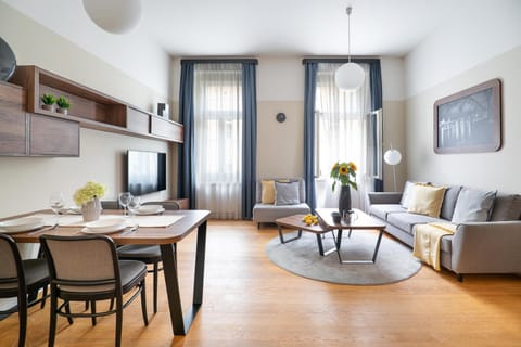 TV and multimedia, Kitchen or kitchenette, Living room, Seating area, Dining area