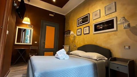 TV and multimedia, Photo of the whole room, Decorative detail, Bedroom, heating