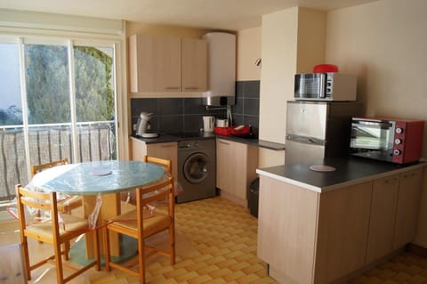 Property building, People, TV and multimedia, Kitchen or kitchenette, Decorative detail, Seating area, Dining area, Area and facilities, Family
