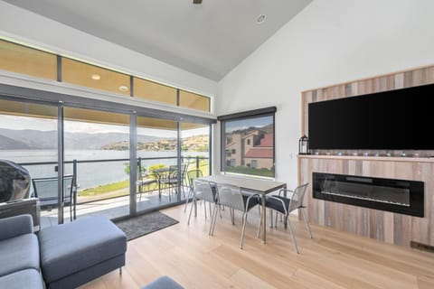 Lake Chelan Shores - Beachfront Sunsets #6-5 Apartment in Chelan (In Town)