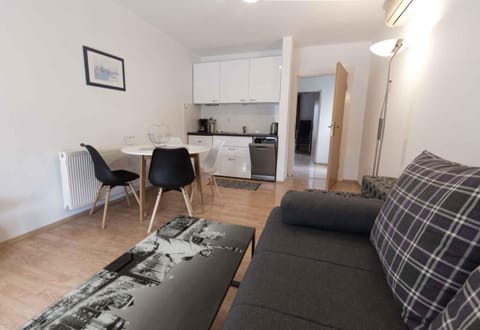 Summer, Coffee/tea facilities, Kitchen or kitchenette, Living room, Seating area, dishwasher, air conditioner