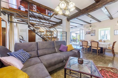 Seating area, Dining area