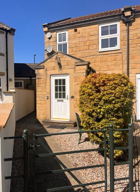 Castle Cottage House in Borough of Harrogate