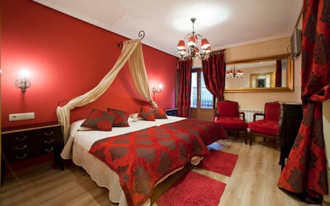 Bed, Balcony/Terrace, Photo of the whole room, Bedroom, Street view, Quiet street view