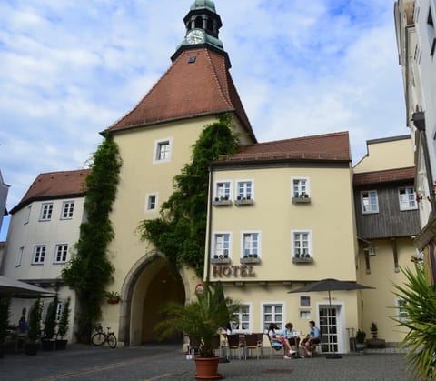 Property building, Nearby landmark, Facade/entrance, Neighbourhood