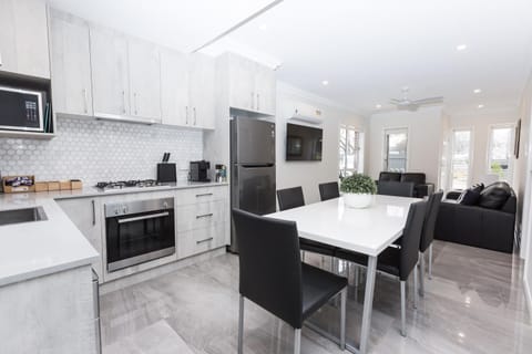 TV and multimedia, Coffee/tea facilities, Kitchen or kitchenette, Living room, Dining area