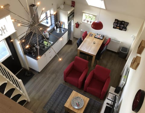 Property building, Coffee/tea facilities, Kitchen or kitchenette, Living room, Seating area, Dining area, minibar, stove, kitchen