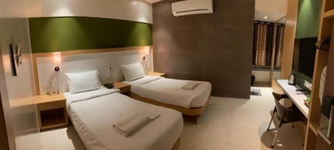 Bed, TV and multimedia, Bedroom