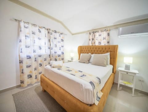 Bed, Photo of the whole room, Bedroom, heating, internet, safe, wardrobe, air conditioner