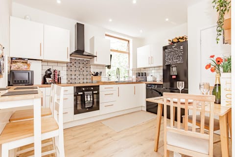 Kitchen or kitchenette, Seating area, Dining area