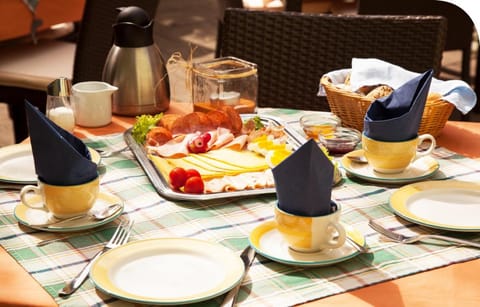 Food and drinks, Food, Breakfast, Continental breakfast