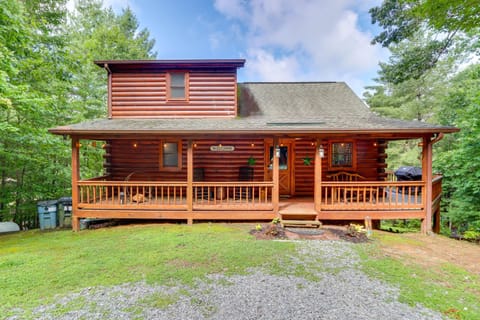 Hot Tub and Game Room Charming Morganton Cabin! Cabin in Union County