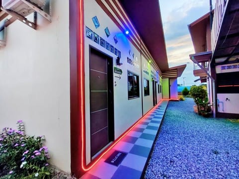 Property building, Restaurant/places to eat, Breakfast