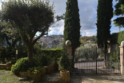 Villa Fè -Choose Panoramic View, Jacuzzi, Private Parking House in Montepulciano